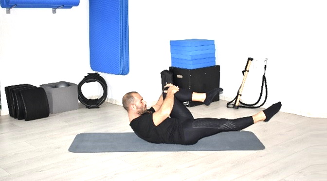 Pilates 4 men: single leg stretch - AthensTrainers®